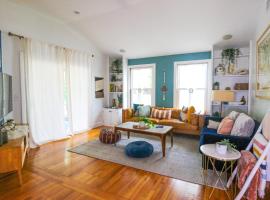 Luxurious Bohemian Bungalow in Lincolnville - Mins from Downtown!，位于圣奥古斯丁的别墅