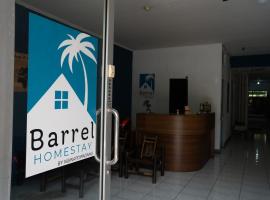 Barrel Homestay, 4 mins Mentawai fast ferry, food, drink, sleep, transport by nginapdipadang，位于巴东的酒店