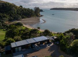 Wharetana Bay Villa with private walkway to beach!，位于Te Whau Bay的酒店