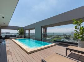 Modern Luxury Condo with Rooftop Pool & Gym