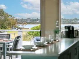 'The Grove' Family Home By The Beach
