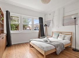 Rustic Double Room - Waterfront - Nearby Shops - Shared Bathroom，位于悉尼的酒店