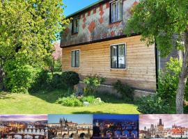 Old Summer House with renovated bathroom，位于布拉格的酒店