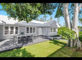 Charming 3-Bed Byron Bay Home with Outdoor Dining，位于拜伦湾的酒店