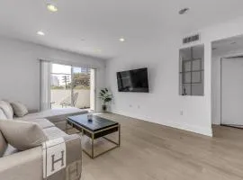 Luxury & Modern 3 Bedroom & 3 Bathroom Penthouse in Santa Monica with FREE Parking