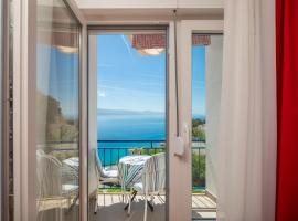 Caleta Seaview Suites - Pool & Jacuzzi，位于洛克瓦罗戈兹尼察的酒店