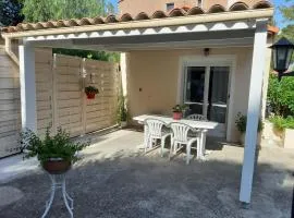 Maisonnette avec pergola