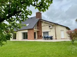 Chez Lucie et Compagnie pavillon familial avec beau jardin