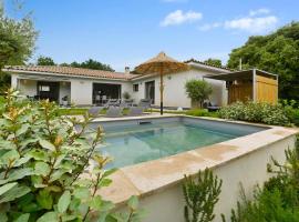 Stunning Home In St Laurent Des Arbres，位于圣洛朗代阿尔布雷的酒店