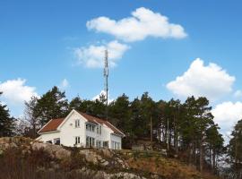 Awesome Home In Høvåg With Jacuzzi，位于Høvåg的酒店