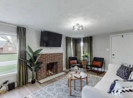 Touchdown Bungalow-Charming HOF Village Home