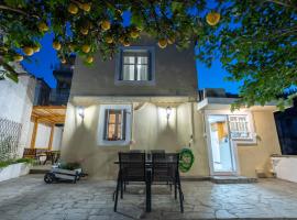 Spacious Home with Yard, Mytilene Lesvos，位于米蒂利尼的酒店