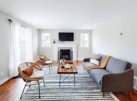 Football Hall of Fame Hideaway-Cozy and Convenient，位于坎顿的酒店