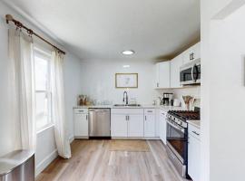 The Huddle House-HOF Home Made for Families，位于坎顿的酒店