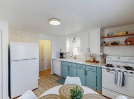 End Zone Escape-Light and Bright HOF Village Home，位于坎顿的酒店