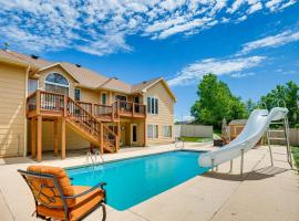 Junction City Home with Hot Tub - Near Milford Lake!，位于章克申城的酒店