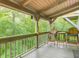 Smoky Mountain Log Cabin Close to Rafting!，位于Hartford的酒店