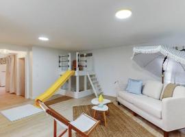 The Playmakers Funhouse-HOF Village，位于坎顿的酒店