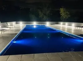 Departamento de lujo con patio privado y piscina