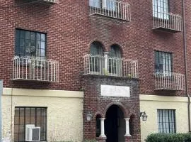 Downtown Knoxville Gem with King Bed and Free Parking