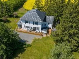 Golden Field Farmhouse - stayinpec on IG