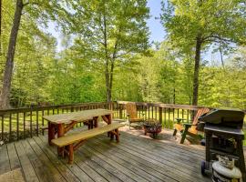 Saranac Lake Cabin with Deck Pets Welcome!，位于萨拉纳克莱克的酒店