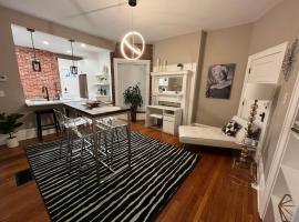 2 BR Totally Renovated and Chic，位于哥伦布的酒店