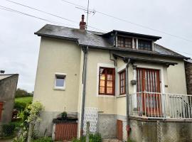 maison de 100 m2 comprenant 3 chambres avec jardin，位于Dun-sur-Grandry的酒店