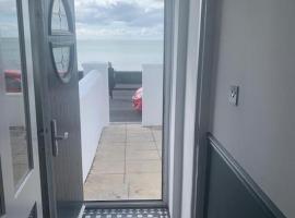 Seafront folkestone Sandgate channel tunnel - 5 star property Sleeps 12，位于桑盖特的酒店