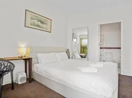 Simple Comfort - One bedder in South Yarra
