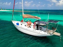 San Blas Sailing Experience With Us!，位于El Porvenir的船屋