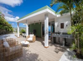 Villa in St Martin unbelievable views over Orient Bay and St Barths，位于东方湾法国大街的酒店