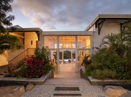 This Villa in Saint Martin, offers a beautiful view of the Bay of Anse Marcel，位于格兰德凯斯的酒店