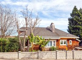 Beautiful Spacious Victorian Garden Oasis Central, Gated, Deck, BBQ，位于圣拉斐尔的酒店