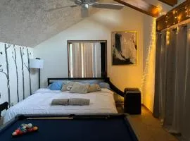 Ambiance - KING BED Cabin, Jetted-tub & Fireplace