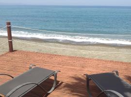 Uniquely located on the beach，位于Ayia Marina的酒店