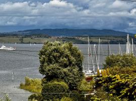 Ferienhaus BMB mit Blick auf den Bodensee und Konstanz，位于Bottighofen的酒店