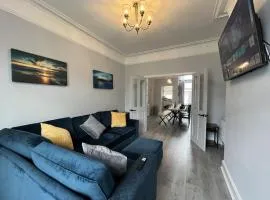 Spacious home sleeps 8 Nr Etihad Coop Live & City