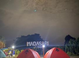 Sewa Tenda Pantai Madasari，位于Madasari的露营地