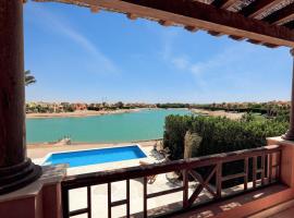 Charming Lagoon Villa with pool Egyptian Style -Sabina 117，位于赫尔格达的酒店