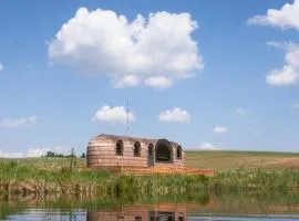 KODAS Hubane iglumajutus järve kaldal