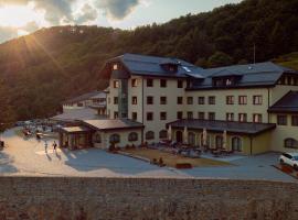 Wellness Hotel Jason，位于Vršatské Podhradie的酒店