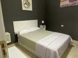 DELUXE ROOM IN APARTMENT SHARED in Los Cristianos Playa HabitaciónSTANZA air-conditioned，位于阿罗纳的酒店