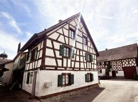 Chalet Happy Cow - Top Lage nähe Bodensee, Rheinfall, Schaffhausen & Zürich - Ländliche Idylle mit Privat-Parkplatz und viel Komfort - 120m2 - 3 Stockwerke，位于拉姆森的酒店