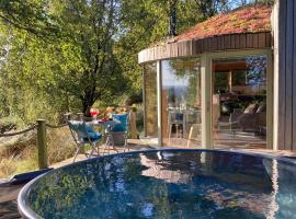 Luxury romantic Roundhouse and hot tub for two，位于格拉斯哥的公寓