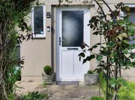 Rose House, with garden, ideal for couples and families with easy parking