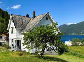 Cozy Home In Austefjorden With Kitchen，位于Austefjorden的酒店