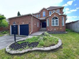 Neighborhood friendly House in Barrie!，位于巴里的乡村别墅