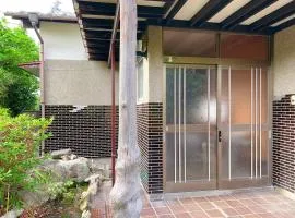 アルピエm 敷地内無料駐車場2台分 置き型無料Wi-Fiあります 平屋瓦屋根の日本家屋