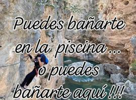 Aventura & Relax Caba&ntilde;as Pe&ntilde;a la Higuera，位于比利亚尔瓦德拉谢拉的带泳池的酒店